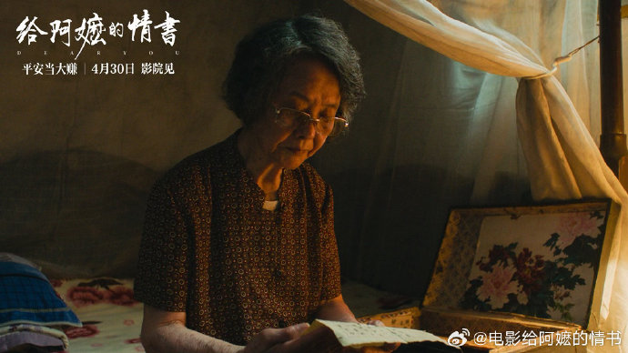 导演选择退后拍摄,镜头不怼脸,留足留白
